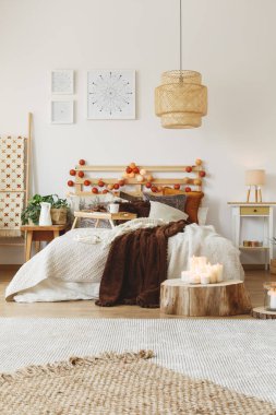 Yatağa atılan battaniye