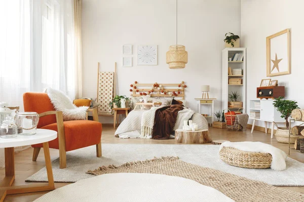 Portakal sandalye yatak odasında