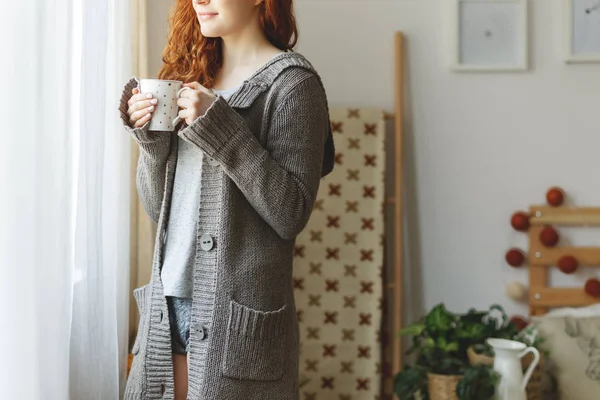 Mujer en suéter — Foto de Stock