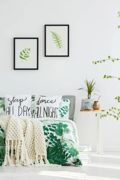Bej renkli örgü battaniye ile yatak — Stok fotoğraf