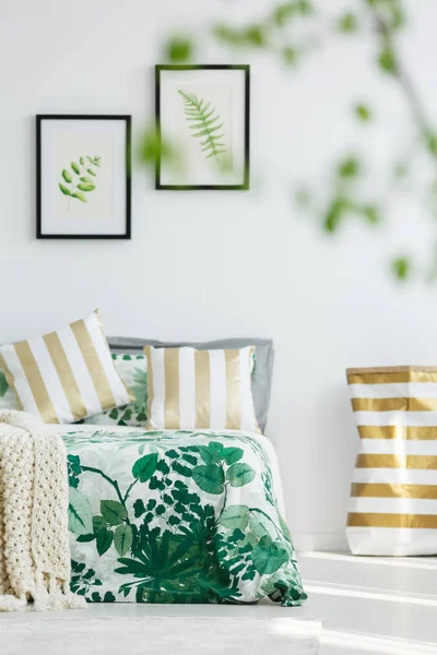 Almohadas de oro a rayas en la cama —  Fotos de Stock