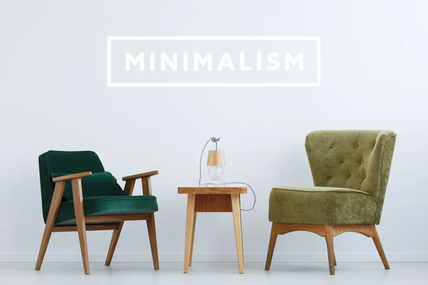 Chambre minimale avec chaises vertes — Photo