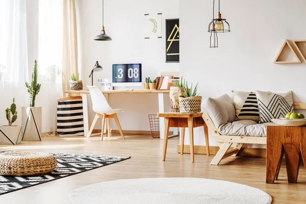 Espacio de trabajo doméstico con muebles de madera —  Fotos de Stock