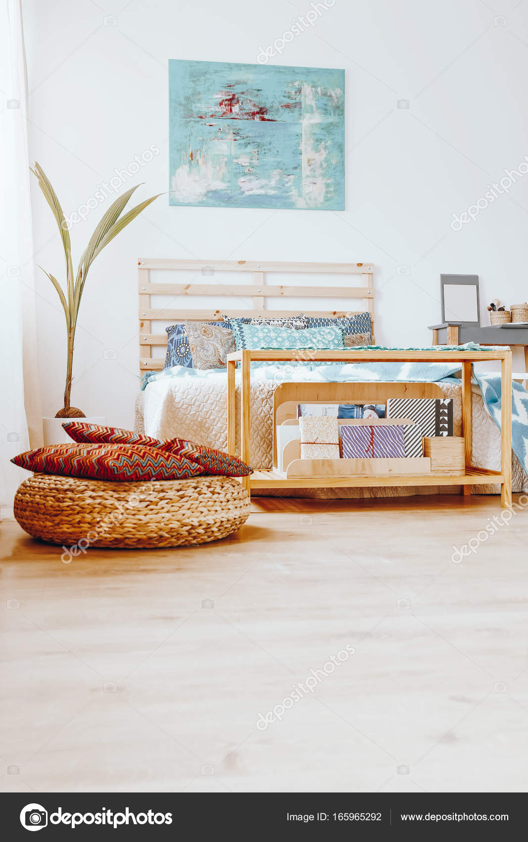 Eenvoudige slaapkamer met blauw schilderij — Stockfoto ... Eenvoudige slaapkamer met blauw schilderij — Stockfoto ...