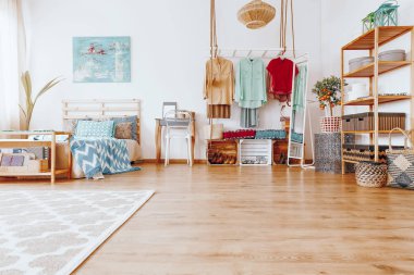 Kral yatak üstünde mavi resim