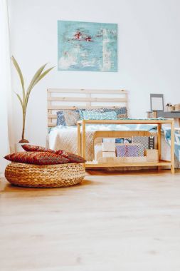 Mavi boya ile basit yatak odası