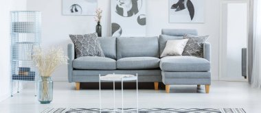 Moda posterler ile modern lobi