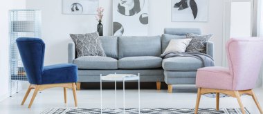 Vintage koltuklar ile oturma odası