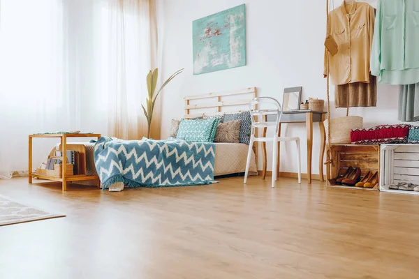 Desenli mavi yorgan ve yastıklar