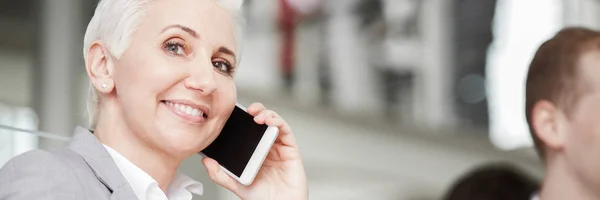 Vrouw werken in groot bedrijf — Stockfoto