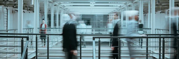 Personas que trabajan en oficinas modernas — Foto de Stock