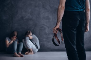 Kemer ile öfkeli alkolik bir baba