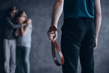 Kötü niyetli baba deri kemer tutarak