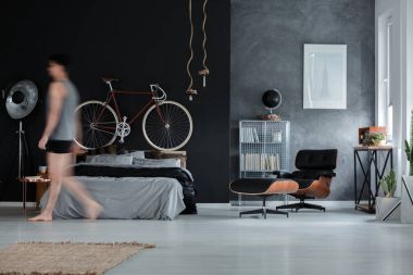 Geniş çok fonksiyonlu yatak odası