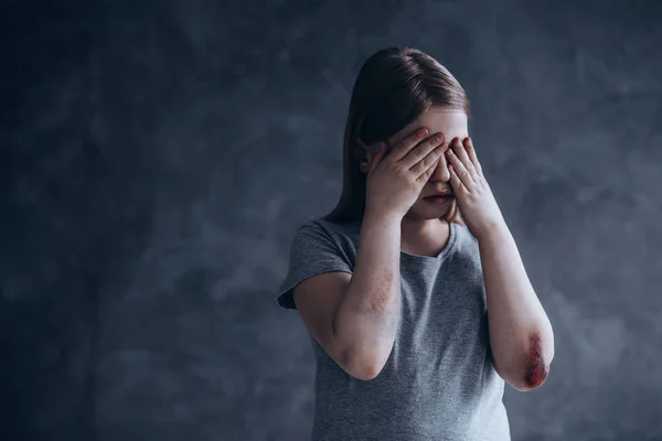 Concepto de abuso infantil — Foto de Stock