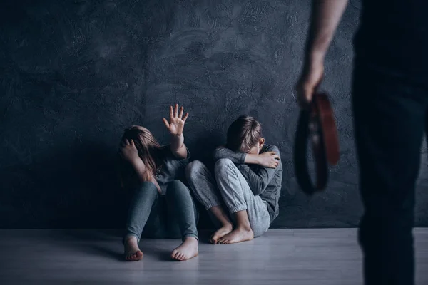 Kinder verstecken sich vor strenger Bestrafung — Stockfoto