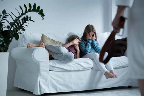 Kinderen die zijn blootgesteld aan huiselijk geweld — Stockfoto