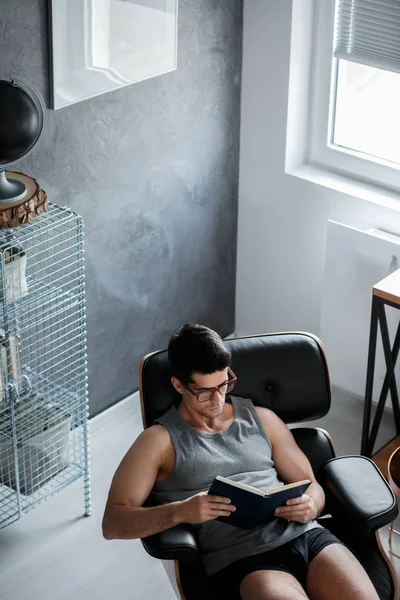 Hombre guapo trabaja en casa —  Fotos de Stock