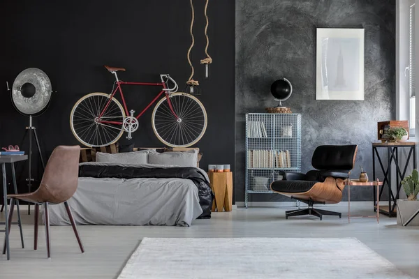 Erkeksi yatak odasında kahverengi sandalye