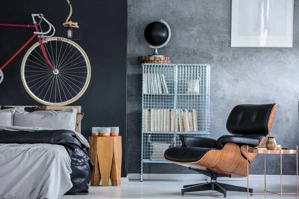 Gri ahşap taburede mumlar