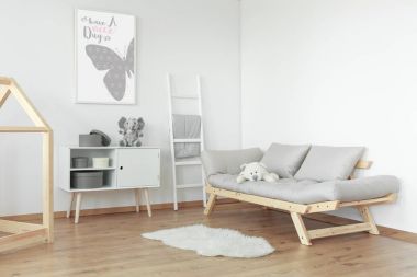 Beyaz oyuncak ayı gri Divan