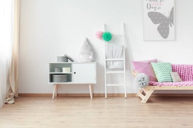 Gri yastık gibi bir gözyaşı şeklinde