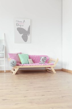 Gri çocuk odası resimde