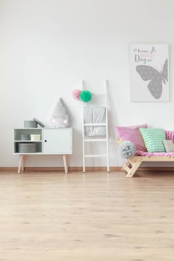 Nane ve pembe yastık 