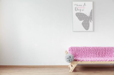 Beyaz duvar üzerinde basit poster