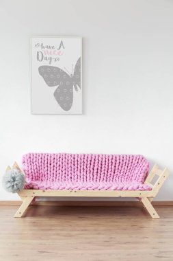 Beyaz duvar üzerine minimalist poster