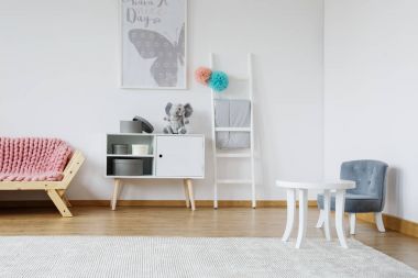 Mavi sandalye tasarlanmış 