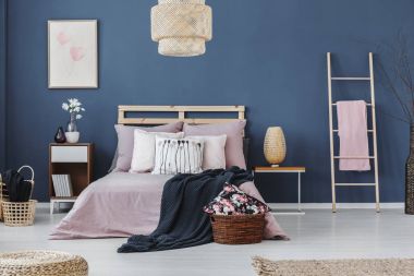 Merdiven üzerinde pembe havlu