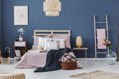 Cam vazo içinde pembe çiçekler 