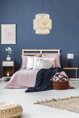 Kral yatak üstünde lamba