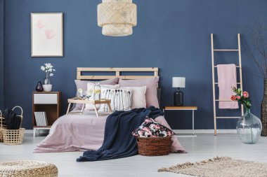 Yatakta kahvaltı tepsisi 