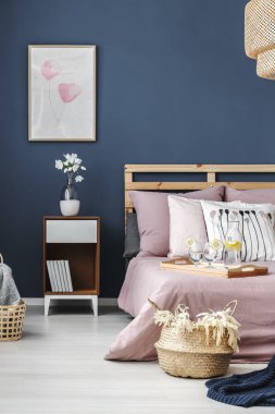 Basit üzerinde mavi duvar boyama