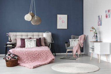 Tasarlanmış lambalı pastel yatak odası