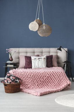 Tasarlanmış lambalı pastel yatak odası