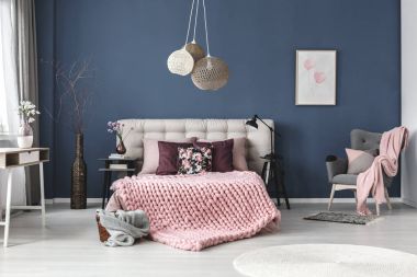 Dalları ile siyah uzun vazo