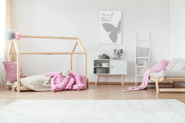 Desenli battaniye ile yaratıcı yatak odası