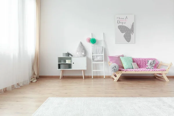 Habitación brillante para niños con almohadas de colores — Foto de Stock