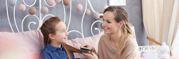 Escovar o cabelo da filha — Fotografia de Stock