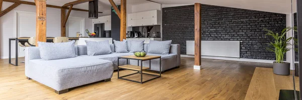 Apartemen modern dengan balok kayu — Stok Foto