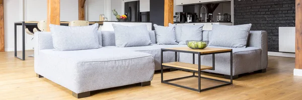 Сірий дивані і дерев'яні підлоги — стокове фото