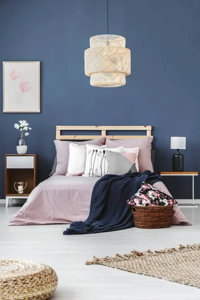 Kral yatak üstünde lamba