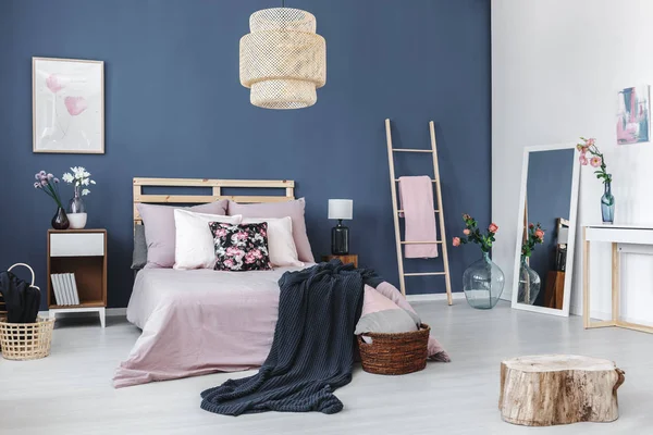 Parlak zemin ahşap tabure