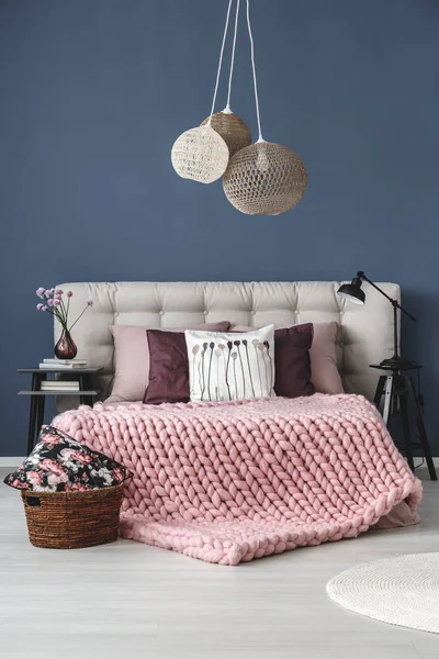 Tasarlanmış lambalı pastel yatak odası