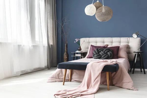Violett kuddar på sängen — Stockfoto