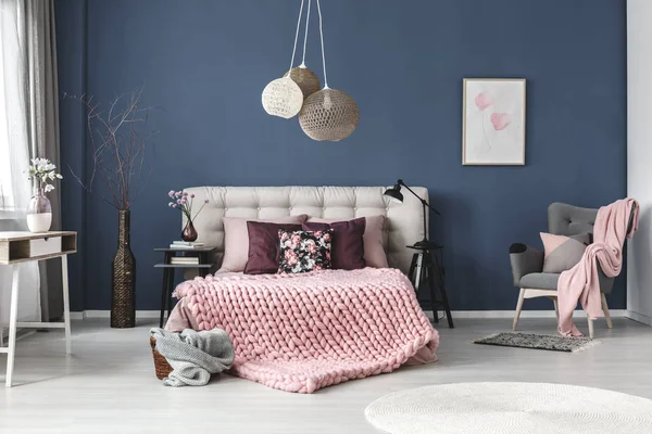 Dalları ile siyah uzun vazo