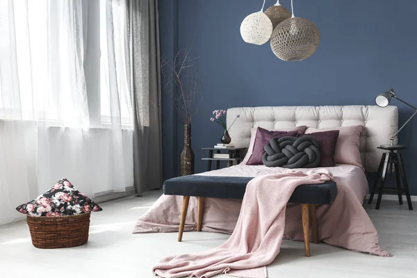 Sepet içinde çiçek desenli yastık 